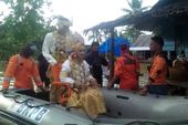 Banjir Landa Palopo Sulsel, Pasangan Pengantin Dievakuasi dengan Perahu Karet