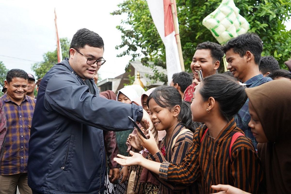 Bupati Kediri Mas Dhito saat menghadiri Grebeg Syawal dan Launching Desa Wisata Sidomulyo, Kecamatan Wates, Sabtu (29/4/2023).