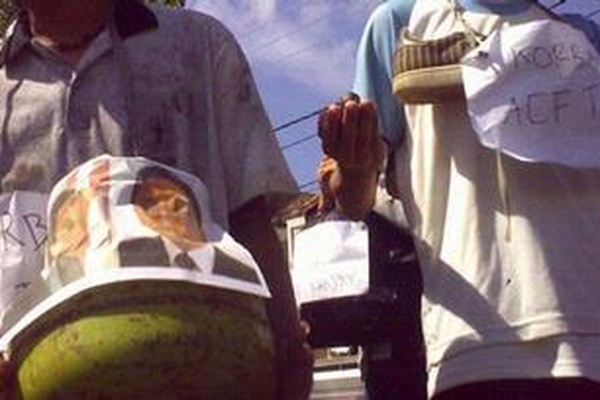 Mahasiswa yang tergabung dalam BEM seluruh Indonesia menggelar aksi teatrikal korban ledakan elpiji saat berunjuk rasa di Denpasar, Bali, rabu (21/07/2010).