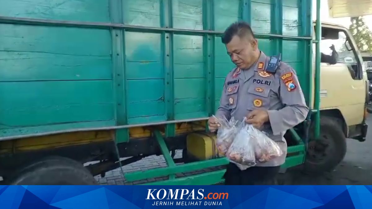 Polisi Pasuruan Bagikan Cilok untuk Sopir yang Antre Solar: Biar Perutnya Tidak Kosong