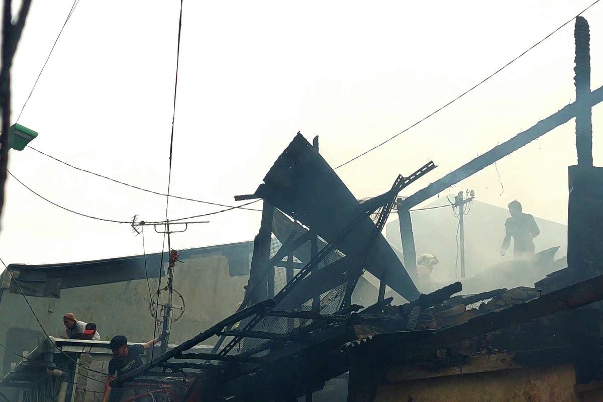 Sejumlah bangunan di Gang FF, Tanah Sereal, Kecamatan Tambora, Jakarta Barat, terbakar pada Kamis (27/10/2022) siang. Kebakaran dilaporkan terjadi sekitar pukul 12.10 WIB.