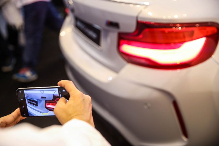 Mobil All New BMW M2 Competition saat diresmikan pertama kalinya di Eurokars Galery, Plaza Indonesia, Jakarta, Sabtu (24/11/2018). BMW Indonesia akan menjual All New BMW M2 Competition di awal tahun 2019 dengan 2 pilihan transmisi, yaitu transmisi otomatis dan juga manual.