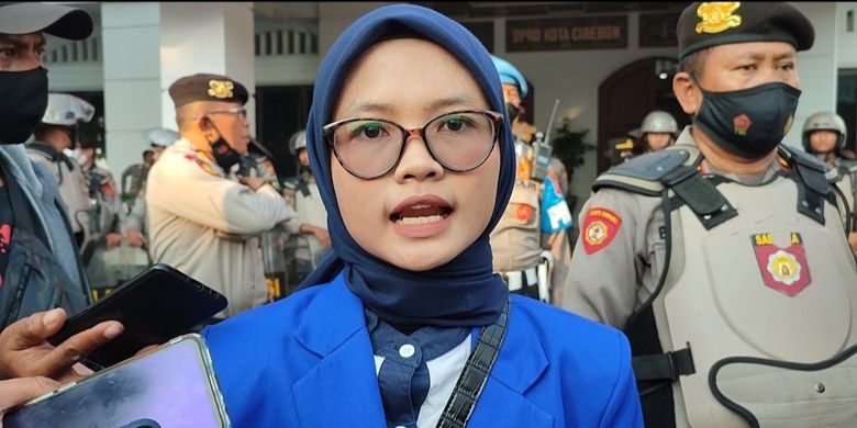 Sejumlah Anggota PMII Cirebon berunjuk rasa menolak kenaikan harga BBM di depan DPRD Kota Cirebon, Selasa siang (6/9/2022). Aksi mereka terlibat saling dorong dengan polisi saat mendobrak gerbang DPRD untuk dapat menyampaikan orasi di halaman DPRD Kota Cirebon.