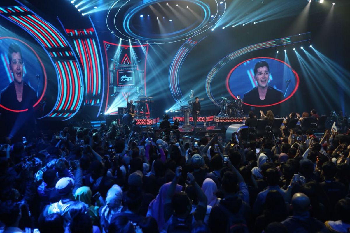 Penampilan The Script di panggung Spektakuler Show Road to Grand Final Indonesian Idol 2018 yang digelar di MNC Studios, Kebon Jeruk, Jakarta Barat, Senin (9/4/2018) malam.