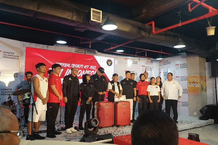 NOC Indonesia meluncurkan sports kit yang akan digunakan tim Merah Putih pada Asian Games 2023 di Hangzhou, China, 23 September-8 Oktober 2023. Peluncuran sports kit dilakukan di Kantor NOC Indonesia, Jakarta, Sabtu (9/9/2023).