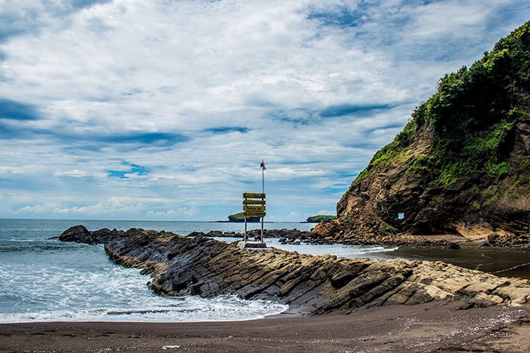 Uniknya Pantai Watu Ulo Jember Ada Batu Bagaikan Ular