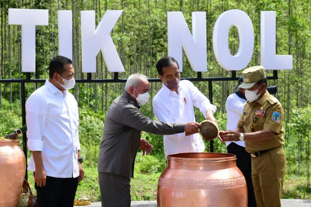 Gubernur Kaltara Zainal Arifin Paliwang menyerahkan tanah dan air yang diambil di wilayah Kesultanan Bulungan dan air Sungai Kayan dalam prosesi kendi Nusantara di IKN Kaltim