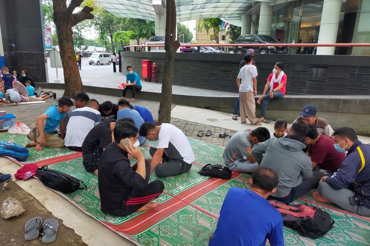 Sejumlah imigran Afghanistan masih bertahan di depan kantor UNHCR di Medan usai salah satu rekan mereka melakukan aksi bakar diri, Selasa (30/11/2021).