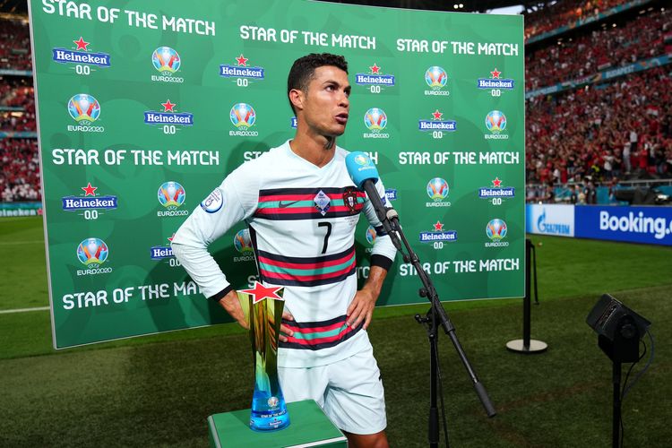 BUDAPEST, HONGARIA - Cristiano Ronaldo berbicara kepada jurnalis usai meraih trofi Heineken Star of the Match usai laga Grup F Euro 2020 antara Hongaria vs Portugal di Puskas Arena 15 Juni 2021.
