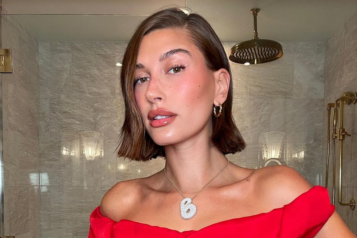 Hailey Bieber mempopulerkan strawberry makeup look yang cerah sekaligus flawless