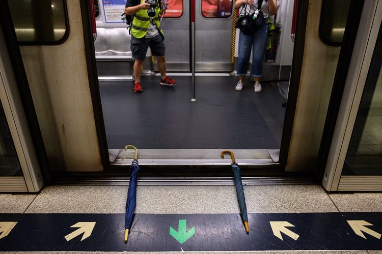 Payung milik peserta protes di stasiun MRT di Hong Kong  yang mencegah pintu kereta menutup.