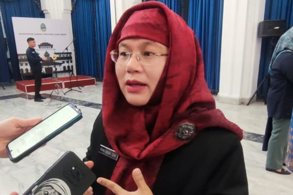 Kepala Dinas Kesehatan (Kadinkes) Provinsi Jawa Barat Vini Adiani Dewi memberikan keterangan di Gedung Sate, Kota Bandung. 