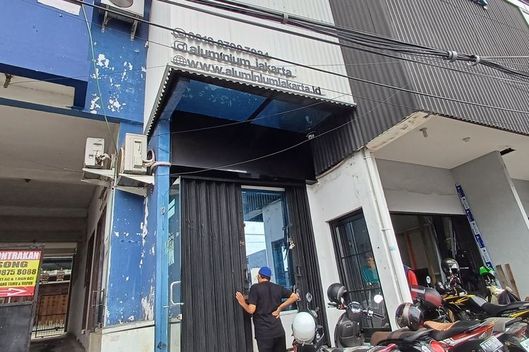 Penampakan kantor sekaligus toko aluminium di Jalan Pangeran Antasari, Jakarta Selatan, yang dibobol maling pada Selasa (30/1/2024) pagi.