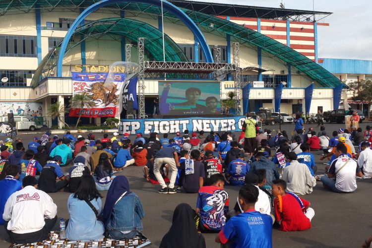 Ratusan Aremania nonton bareng laga Arema FC vs Bali United di halaman luar Stadion Kanjuruhan, Kabupaten Malang, Sabtu (20/10/2018). 