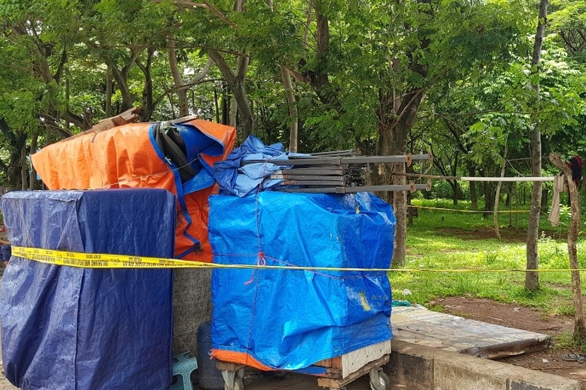 TKP pengeroyokan penusukan anggota TNI AD di kawasan Waduk Pluit, Jakarta Utara, yang telah dipagari garis kuning polisi, Senin (17/1/2022).