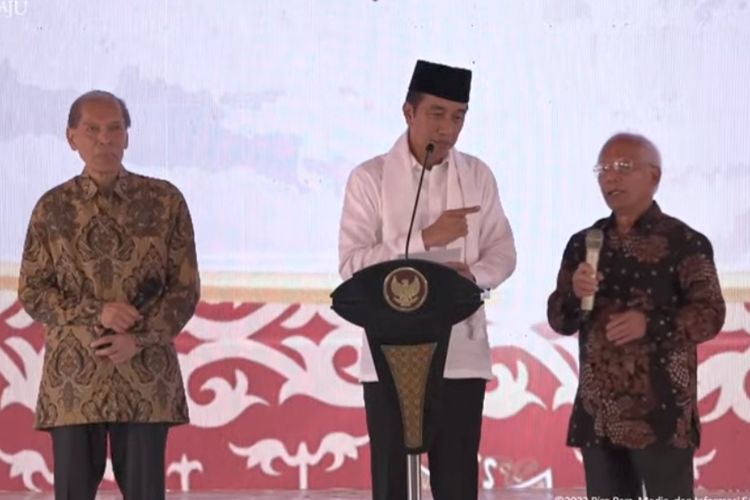 Presiden Joko Widodo berdialog dengan dua korban pelanggaran HAM peristiwa 1965 di sela-sela sambutannya di acara peluncuran program pelaksanaan rekomendasi penyelesaian non yudisial pelanggaran HAM berat di Aceh,Selasa (27/6/2023).