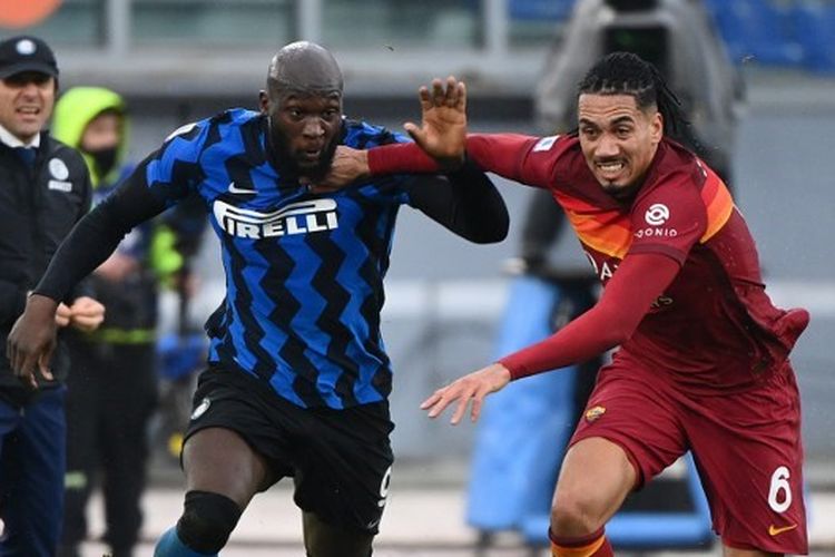 Romelu Lukaku (kiri) berebut bola dengan Chris Smalling dalam pertandingan AS Roma vs Inter Milan pada pekan ke-17 Serie A Liga Italia 2020-2021 yang digelar di Stadion Olimpico, Minggu (10/1/2021).