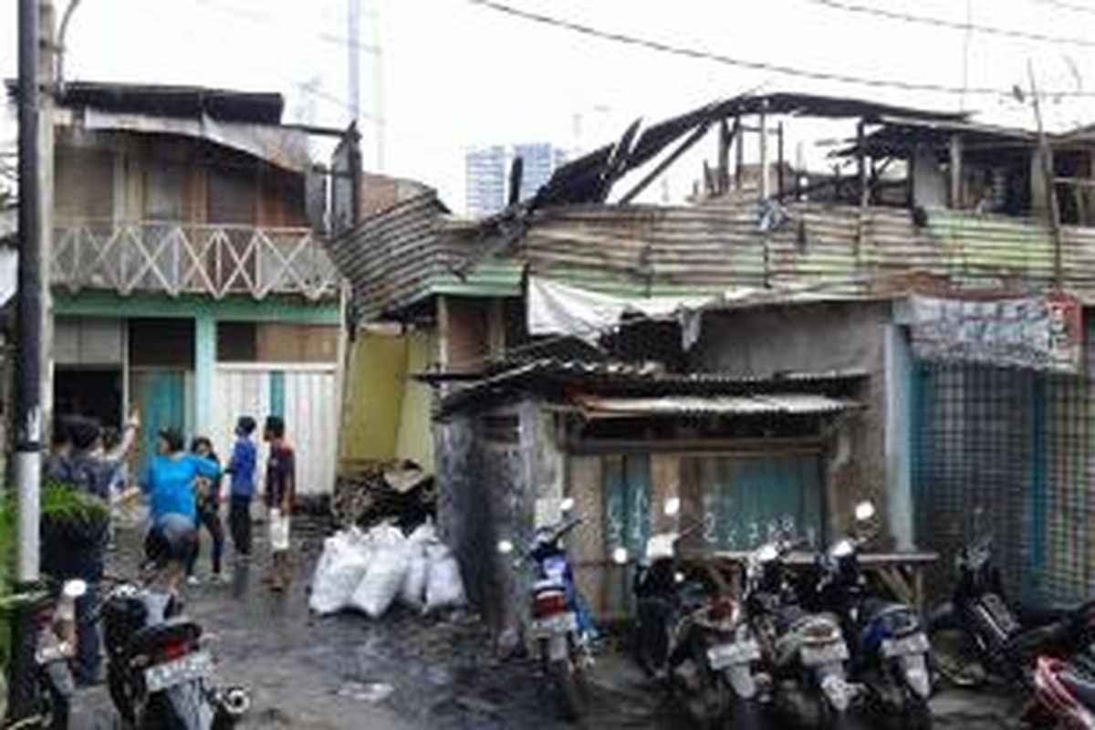 Sebanyak 14 dari 50 rumah yang ada di RT 14 RW 05 Tanjung Duren Selatan, Grogol Petamburan, Jakarta Barat, habis dilalap si jago merah, Kamis (13/11/2014). 