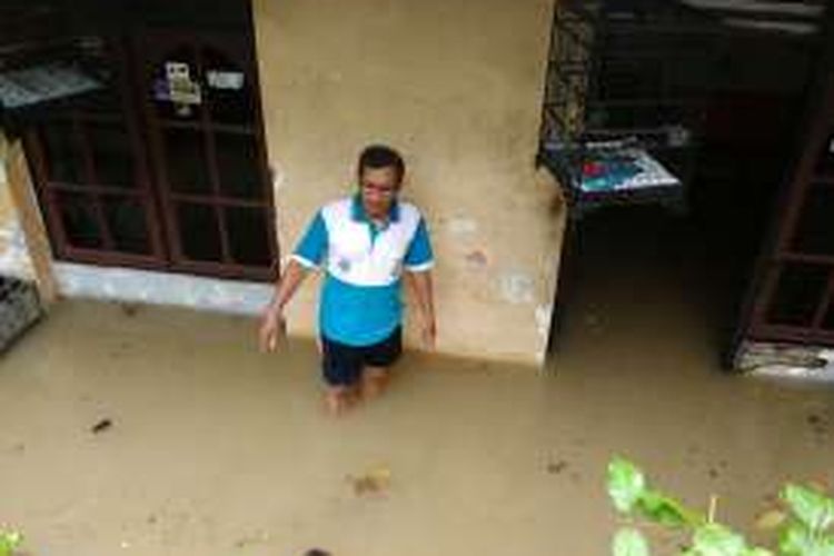 Rumah Heri (50) warga Kampung Kauman, Brebes, Jawa Tengah terendam air hingga 40 cm karena rembesan Sungai Pemali akibat debit air yang semakin tinggi, Rabu (4/1/2017).