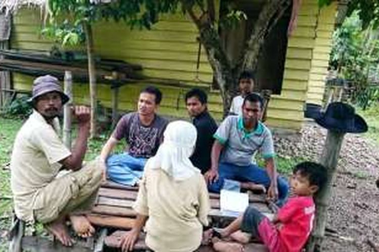 Edi Fadhil (baju kaos oblong)  duduk bersama warga miskin di Aceh Utara