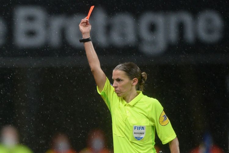 Wasit Perancis Stephanie Frappart mengeluarkan kartu merah dalam laga  Liga Prancis antara Stade Rennais FC dan Lille LOSC di Stadion The Roazhon Park di Rennes, Perancis, pada 1 Desember 2021. Stephanie Frappart menjadi salah satu wasit yang akan bertugas di Piala Dunia 2022 Qatar.