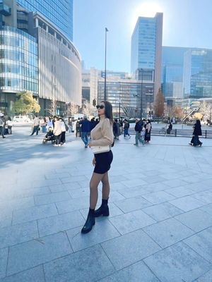 Aura Kasih membagikan gaya liburannya di Jepang. Dari monokrom hingga coat panjang, tampil simpel, rapi, dan timeless saat city stroll.