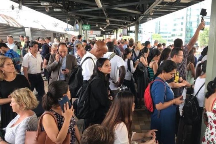 Penumpang memadati stasiun kereta Sydney Central. (ABC News/Clare Blumer)
