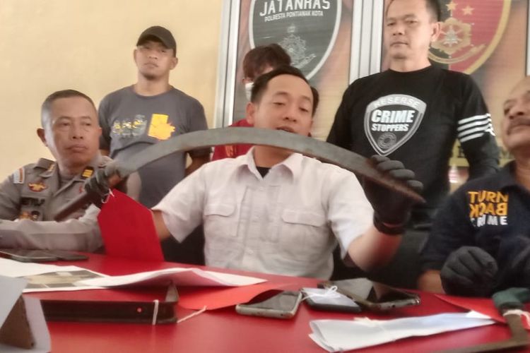 Sebanyak 4 remaja tanggung bersenjata tajam, 3 orang di antaranya bawah umur, melakukan aksi brutal dengan menyerang pengendara dan membegal sepeda motor di sejumlah wilayah Kota Pontianak, Kalimantan Barat (Kalbar). 