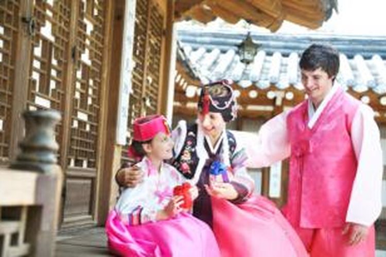 Turis mengenakan busana tradisional Korea, hanbok.
