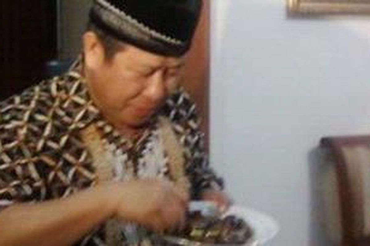 Susno Duadji usai yasinan di rumahnya, makan keong yang di kampung halamannya disebut lilin, Senin (19/4/2010) malam.