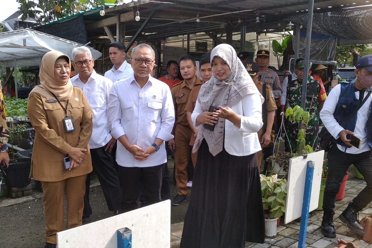Menteri Koordinator (Menko) Bidang Pangan, Zulkifli Hasan (Zulhas) dalam kunjungan ke Kosagrha Lestari, Medokan Ayu, Surabaya, Senin (10/2/2025)