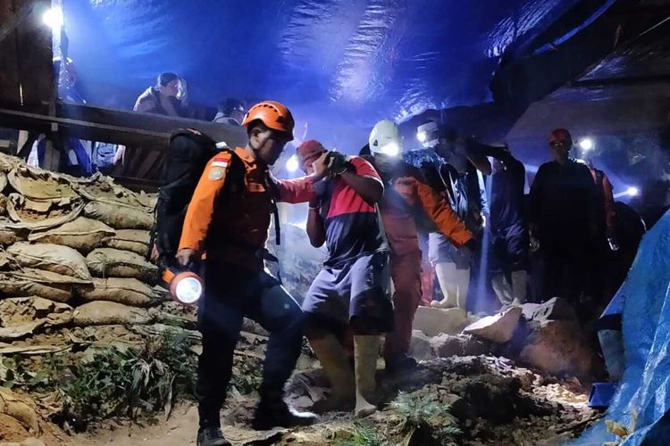 Tim gabungan melakukan evakuasi jenazah penambang emas yang mengalami kecelakaan kerja di Desa Tulabolo, Suwawa Timur, Kabupaten Gorontalo.