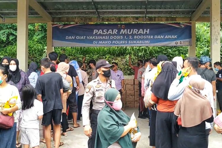 Sejumlah warga antre untuk membeli minyak goreng dalam pasar murah di Polrea Sukabumi di Palabuhanratu, Jawa Barat, Kamis (24/2/2022).