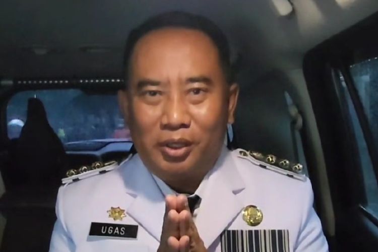 Pj Bupati Probolinggo Ugas Irwanto di dalam mobil Rabu (24/4/2024) hendak mengikuti upacara di Surabaya.