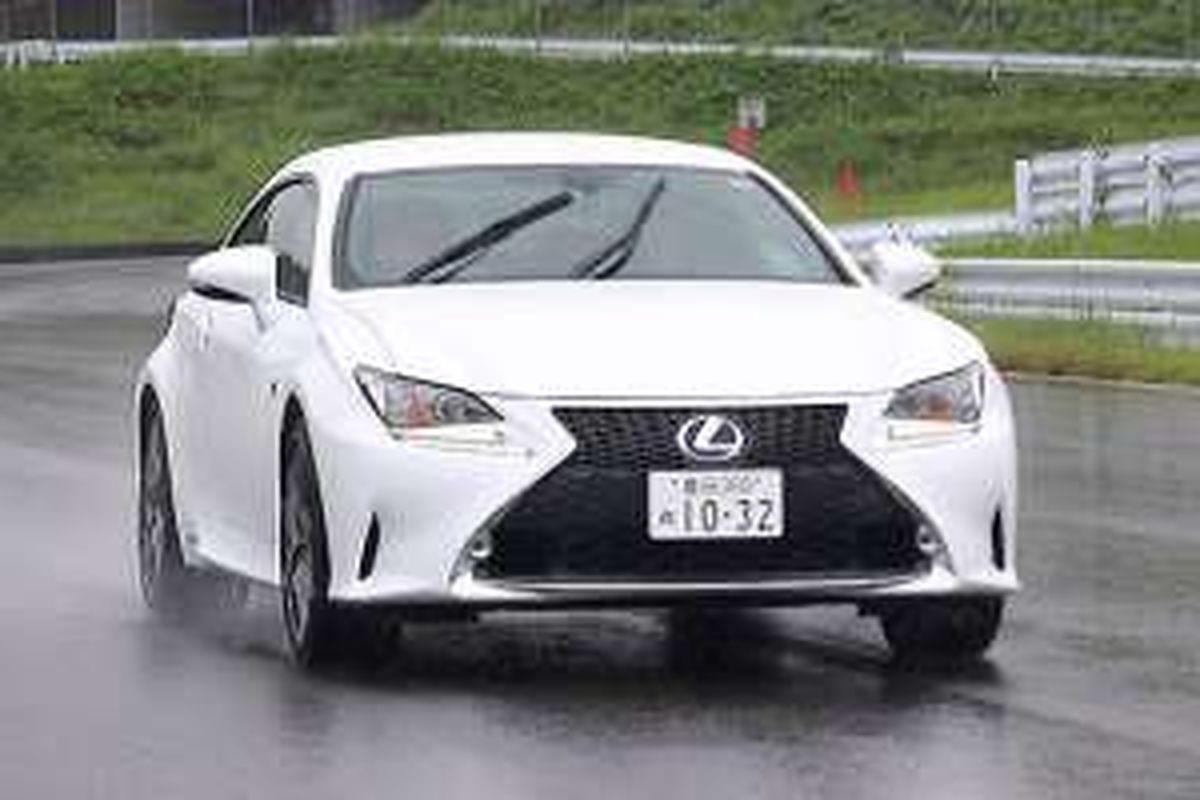 Mencoba Lexus RC300h di sirkuit mini di area Fuji Speedway, Jepang, dengan kondisi lintasan basah