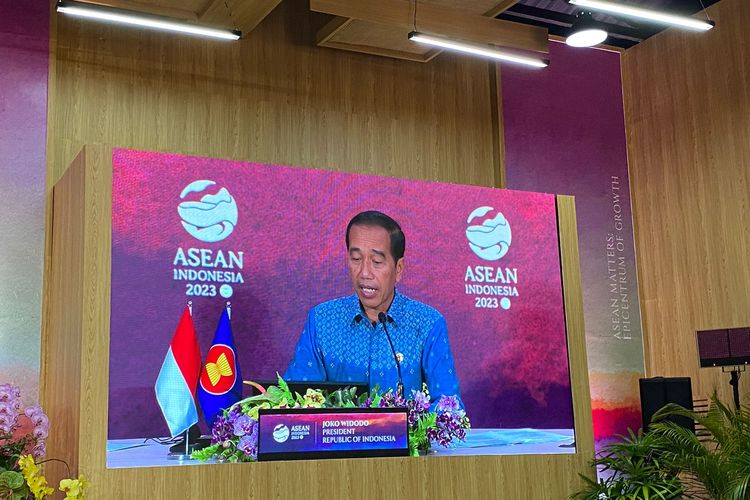 Presiden Joko Widodo melangsungkan Konferensi pers usai Konferensi Tingkat Tinggi (KTT) ASEAN ke-42 di Labuan Bajo, Manggarai Barat, Nusa Tenggara Timur, Kamis (11/5/2023)..