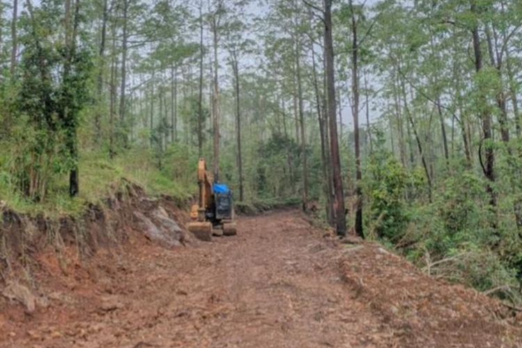 GUNAKAN ALAT BERAT—Inilah salah satu dokumen penggunaan alat berat saat pembukaan jalan di hutan lindung di titik Wukir Bayi, Desa Kletekan, Kecamatan Jogorogo, Kabupaten Ngawi, Jawa Timur.