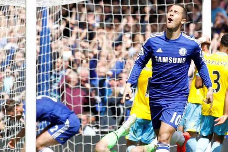 Bintang Chelsea, Eden Hazard merayakan golnya ke gawang Crystal Palace di Stamford Bridge, Minggu (3/5/2015).