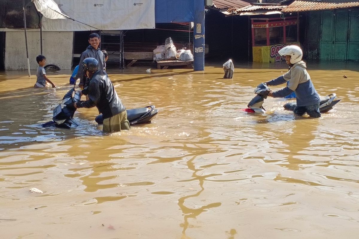 Banjir setinggi pinggang orang dewasa, menggenangi Jalan Raya Dayeuh Kolot, Kabupaten Bandung, Jawa Barat, Jumat (5/12/2025), banjir tersebut akibat luapam sungai Citarum yang terjadi pada Kamis malam