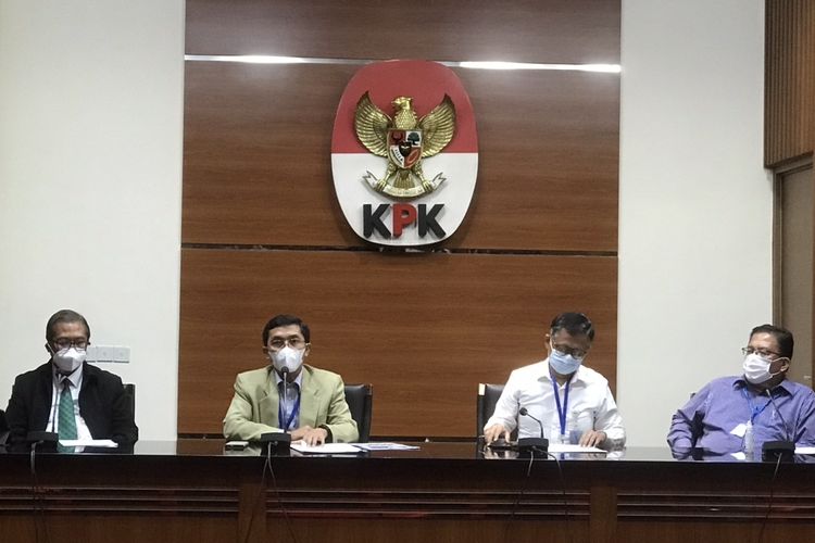 Koordinator Tim Panitia Seleksi (Pansel) Jabatan Tinggi KPK Supranawa Yusuf dalam konferensi pers, di Gedung Merah Putih KPK, Jakarta, Rabu (27/4/2022).