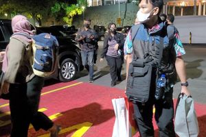 KPK Terpantau Bawa Koper dan Berkas Usai Periksa Bupati Cilacap Hampir 5 Jam