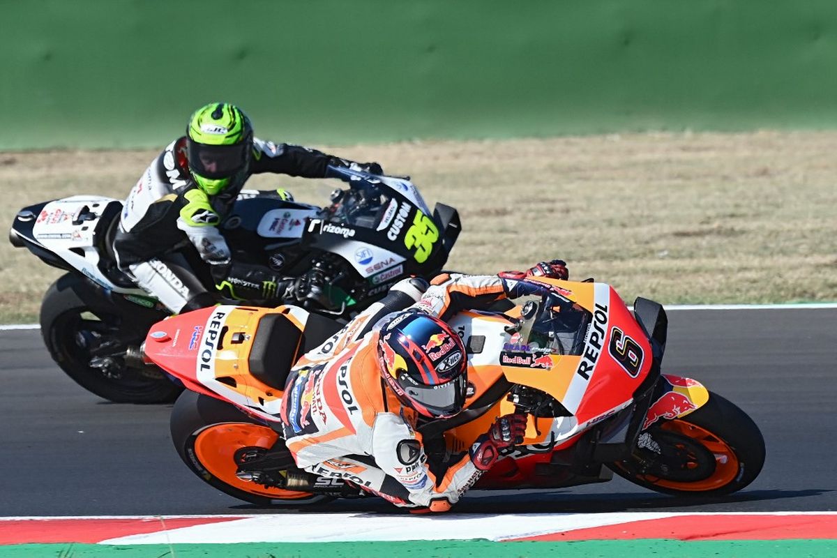 Cal Crutchlow saat berlaga di MotoGP San Marino. (Photo by ANDREAS SOLARO / AFP)