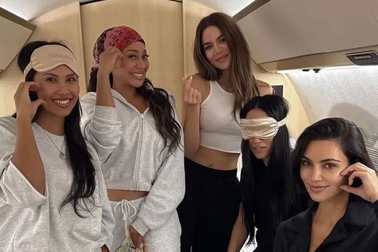 Kim Kardashian bersama teman-temannya dalam perjalanan menggunakan jet pribadi ke Korea Selatan untuk melakukan perawatan.