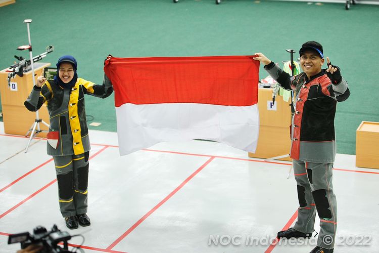 Selebrasi petembak Fathur Gustafian/Citra Dewi Resti usai mengamankan emas di nomor mixed rifle team SEA Games 2021 Vietnam di National Sports Training Center, Rabu (18/05/2022). 