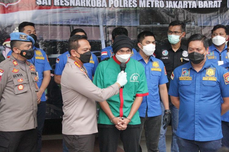 Konferensi pers pengungkapan penangkapan musisi Anji di Mapolres Jakarta Barat, Rabu (16/6/2021).