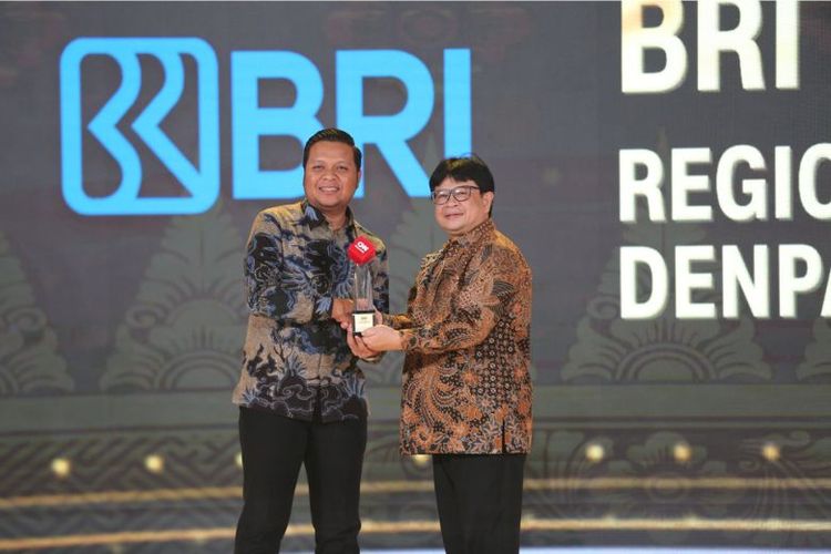 BRI Regional Denpasar mendapat penghargaan dari ajang CNN Indonesia Awards Bali 2024.