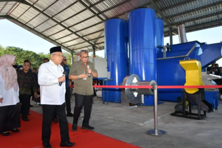 Wapres Ma'ruf Amin meninjau Pabrik Pengolahan Limbah B3 dan PT Fronte Classic Indonesia di Kawasan Industri Pasuruan Industrial Estate Rembang (PIER) Kabupaten Pasuruan, Jawa Timur, Kamis (27/6/2024).