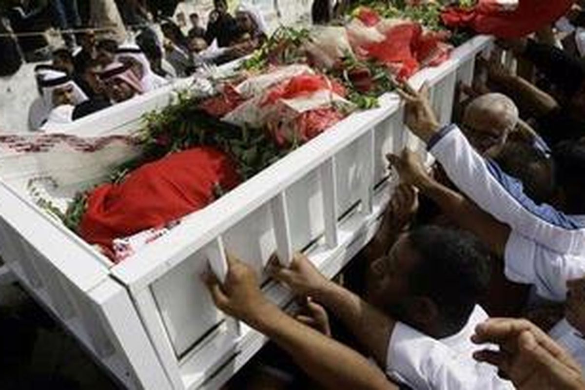 Massa Syiah pada 22 Februari 2011 mengusung peti jenazah Redha Mohammed, pemuda 20 tahun yang akhirnya tewas karena demonstrasi berujung bentrok lawan polisi di Pearl Square. 