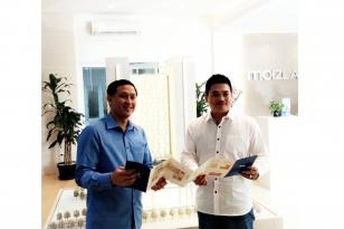 CEO Moizland Chandra Goetama didampingi CMO Moizland Randy Widjaja berpose dalam perkenalan The Palm Regency kepada media, Kamis (5/11/2015). Apartemen ini dikembangkan dengan nilai investasi Rp 300 miliar. 