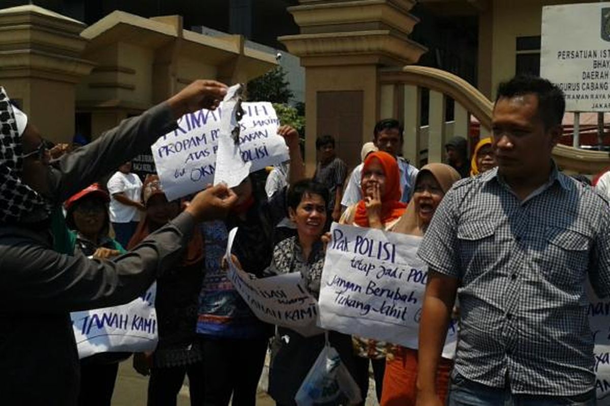 Sengketa Tanah, Warga Rawamangun Protes di depan Mapolres Jakarta Timur (13/9/2014).